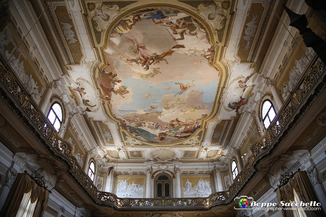 VBS_6769 - Villa Pisani - Stra (Venezia).jpg - SALONE DA BALLO  Il grandioso soffitto di questa sala fu affrescato da Giambattista Tiepolo. Tra il 1761 e il 1762 diede vita ad una cortese e contenuta allegoria della famiglia Pisani. II committente Luigi Pisani (1701-1767) viene ritratto accanto ai suoi figli: non c'è traccia di pompa ed il gruppo familiare, accompagnato dalle Virtù, trova posto tra una moltitudine di personaggi allegorici. Tra le figure principali dei gruppi che animano l'affresco troviamo: la Divina Sapienza, le Virtù, le Arti, la Pace, l'Abbondanza, la Discordia e l'Eresia, i Continenti (Europa, Africa, America, Asia), l'Italia e Venezia. 